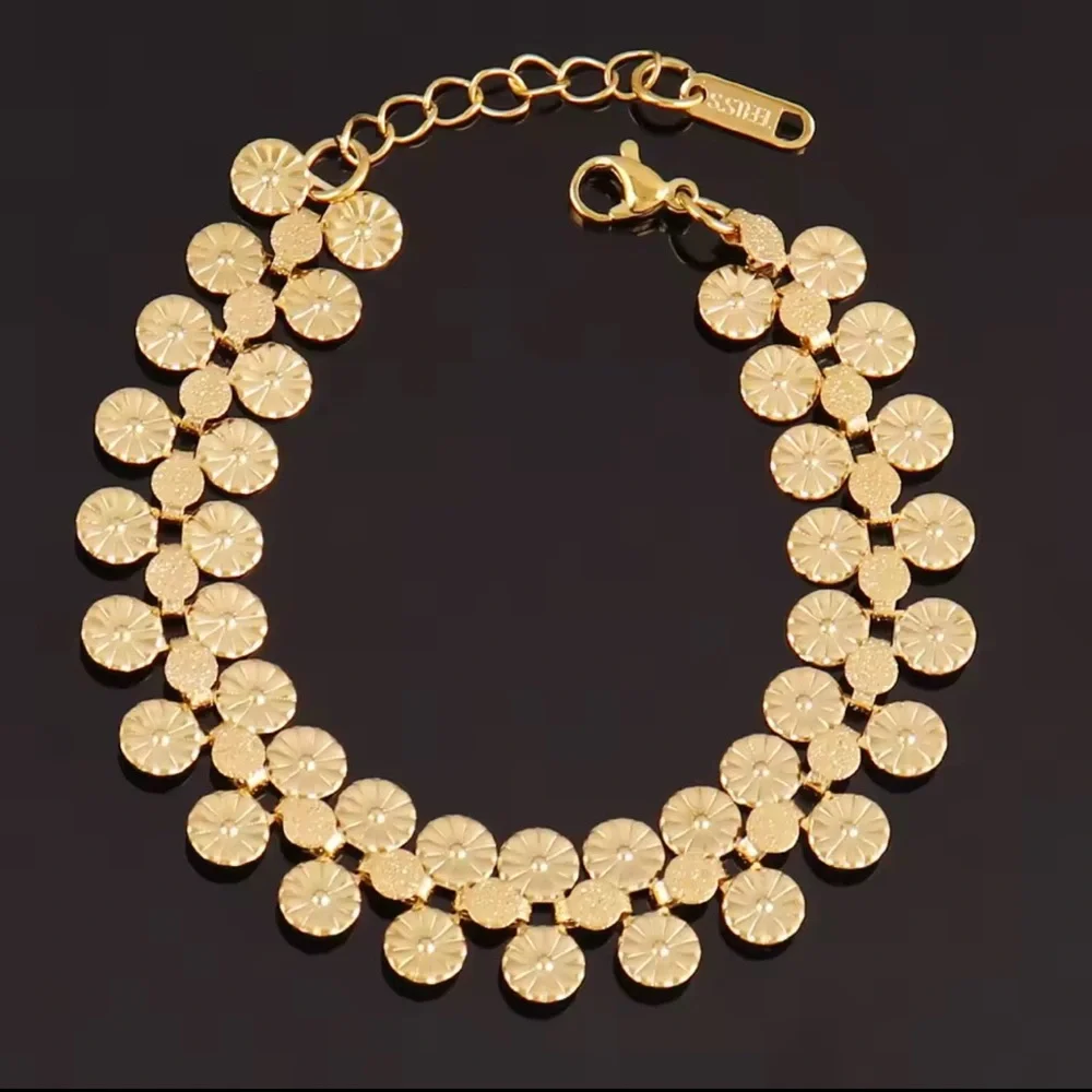 Elegant Gold Floral Bracelet - Picture 5 of 5